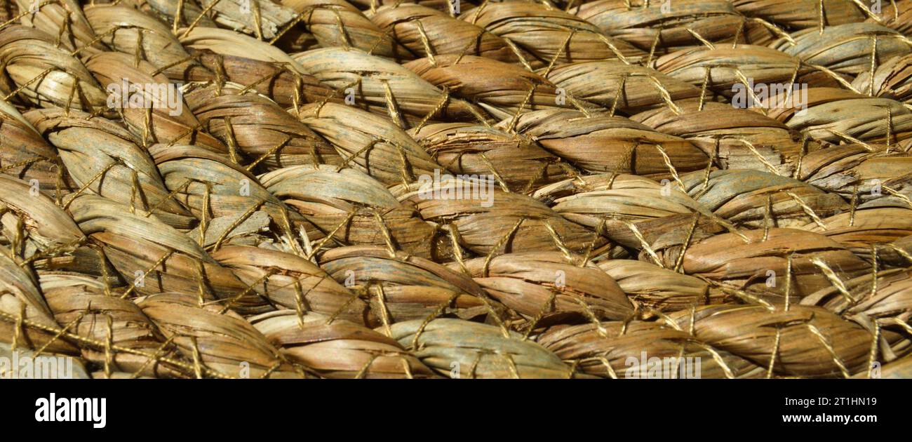 Tappetino in tessuto rotondo realizzato con fibre di Giacinto d'acqua, tappetini da tavolo in vimini, paglia in tessuto marrone rotondo in rattan Foto Stock