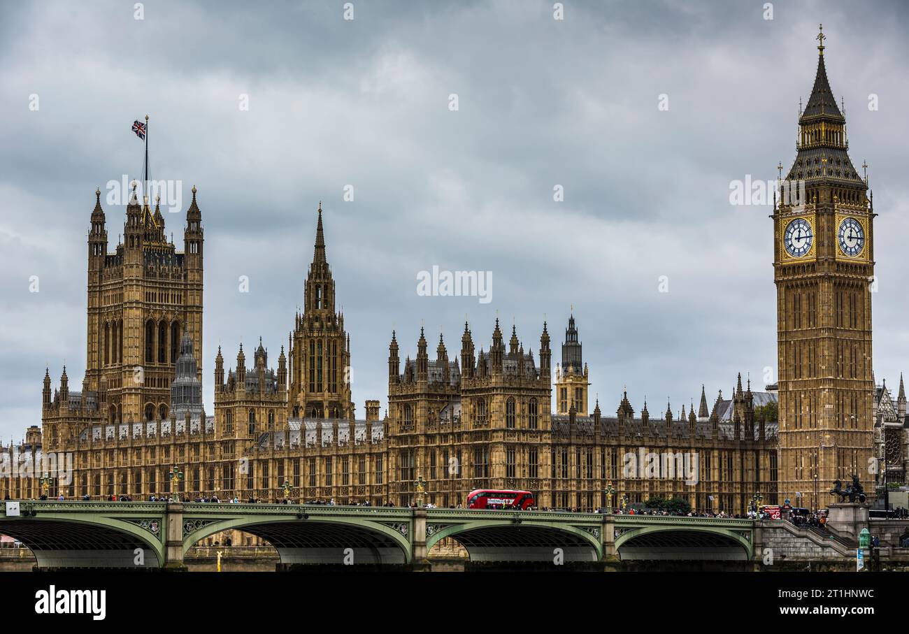 Vista del ponte di Westminster sul Tamigi con il Big Ben e il Palazzo di Westminster, sede del Parlamento britannico a Londra. Foto Stock