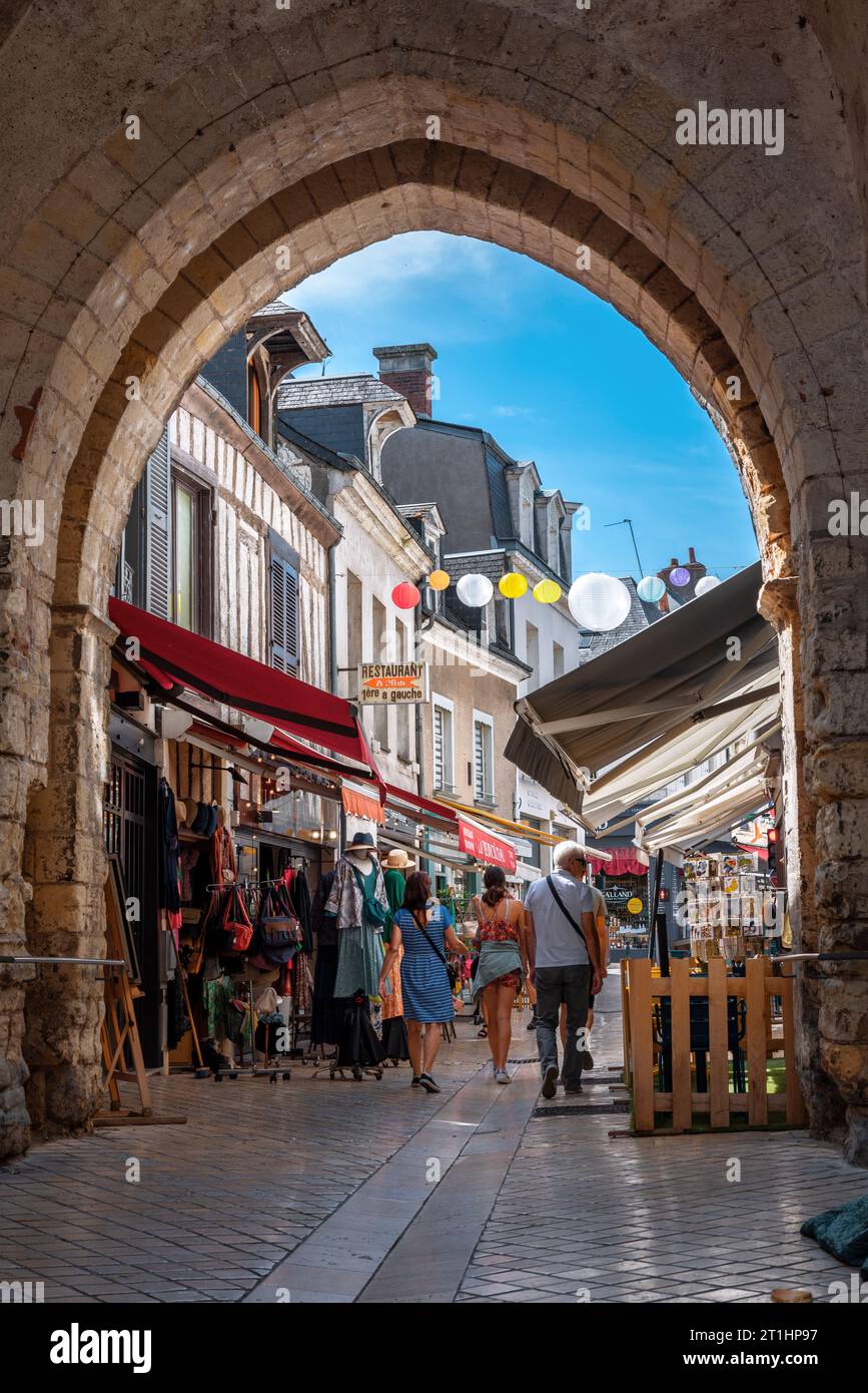 Amboise, Valle della Loira, Francia - 2 settembre 2023: Immagine verticale della porta storica principale verso il castello, con i turisti che visitano i dintorni Foto Stock