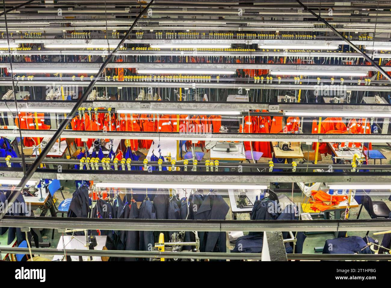 fabbrica tessile industriale in africa che produce indumenti da lavoro, vista dall'alto, dall'alto, fino alla sala da cucire Foto Stock