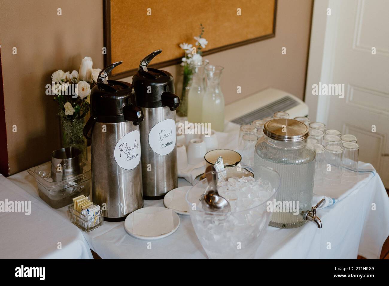 Un'atmosfera calda e invitante con caffè e tazze su un tavolo a una festa di prova Foto Stock