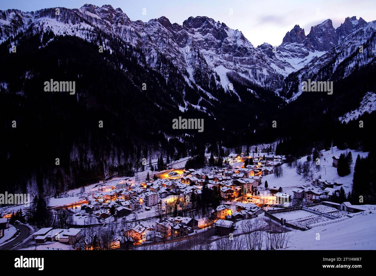 Vista notturna, Falcade, Provincia di Belluno, regione Veneto, Italia Foto Stock