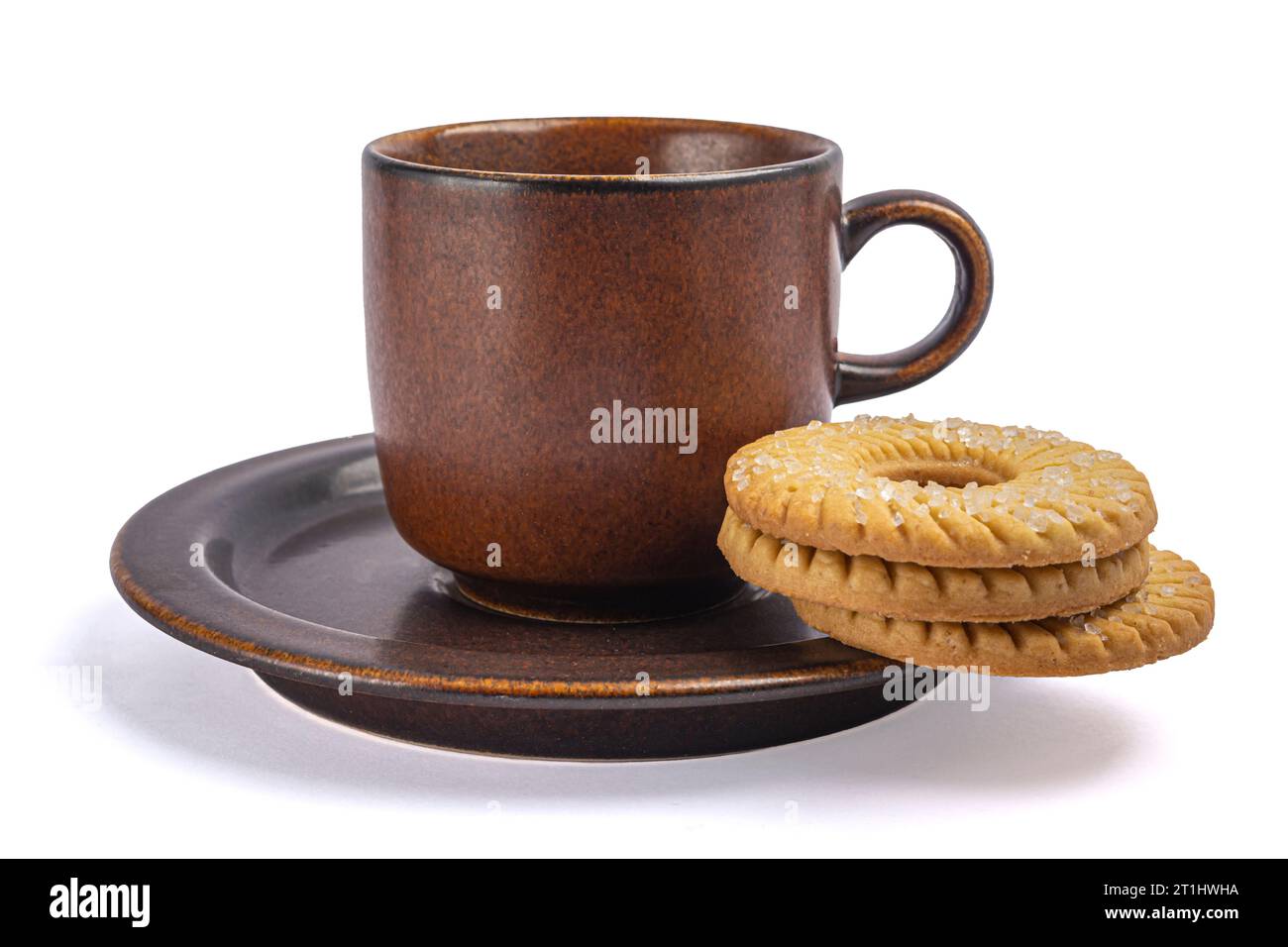 tazza di argilla marrone su un piattino su sfondo bianco Foto Stock