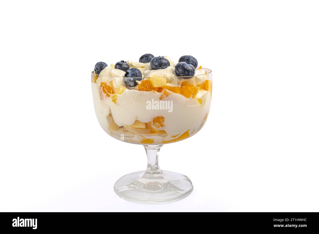 dessert di frutta e panna montata su sfondo bianco Foto Stock