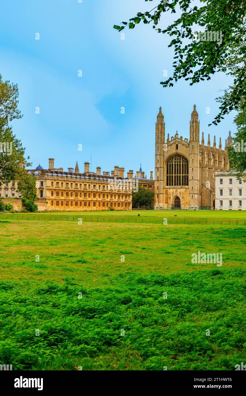 Kings College Chapel e Clare College (a sinistra) presso l'Università di Cambridge, Inghilterra, Regno Unito Foto Stock