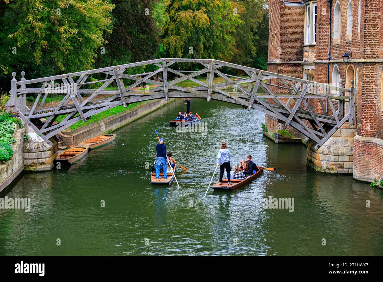 Punt che passano il Mathematical o Queen's Bridge (Grade II) che attraversa il fiume Cam al Queen's College, Cambridge University, Inghilterra, Regno Unito Foto Stock