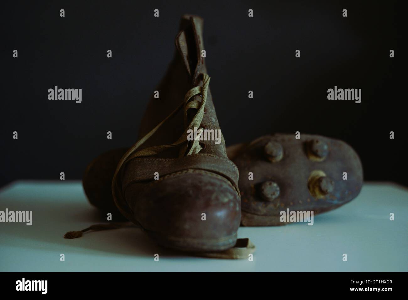 Vecchio calcio Stivali e palla 1930 / Cristi Stavri Foto Stock