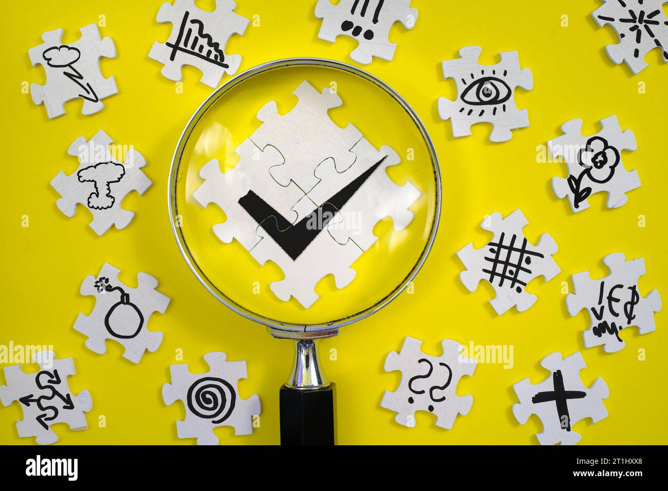 Business concept,idea,innovazione,reclutamento,risorse umane,Start up. Lente di ingrandimento, casella di controllo e puzzle Foto Stock
