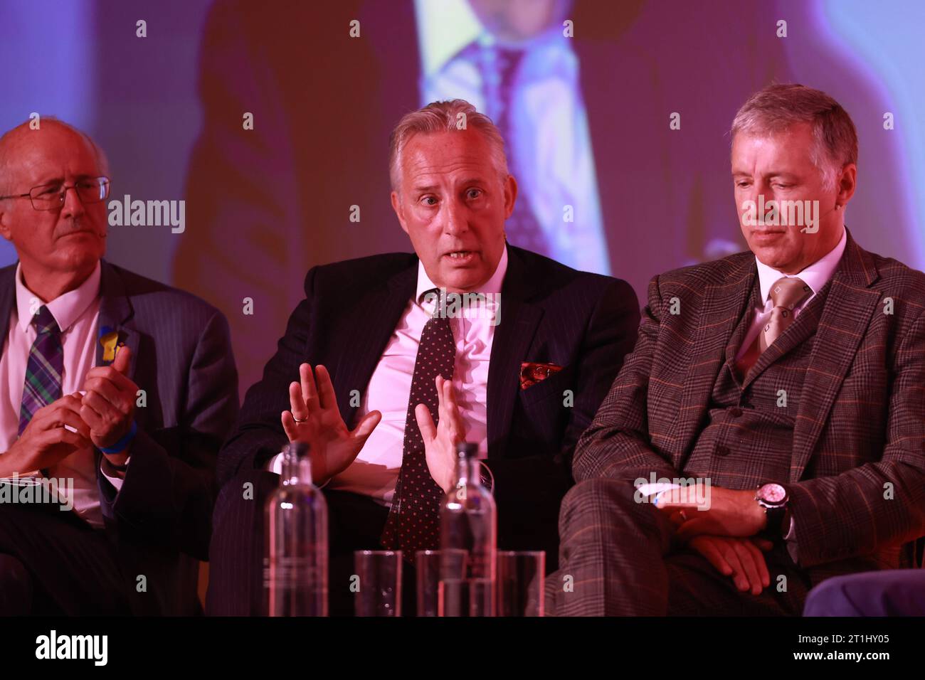 (Da sinistra a destra) Jim Shannon MP, Ian Paisley Jnr MP e Paul Girvan MP durante la conferenza annuale del DUP al Crowne Plaza Hotel di Belfast. Data immagine: Sabato 14 ottobre 2023. Foto Stock