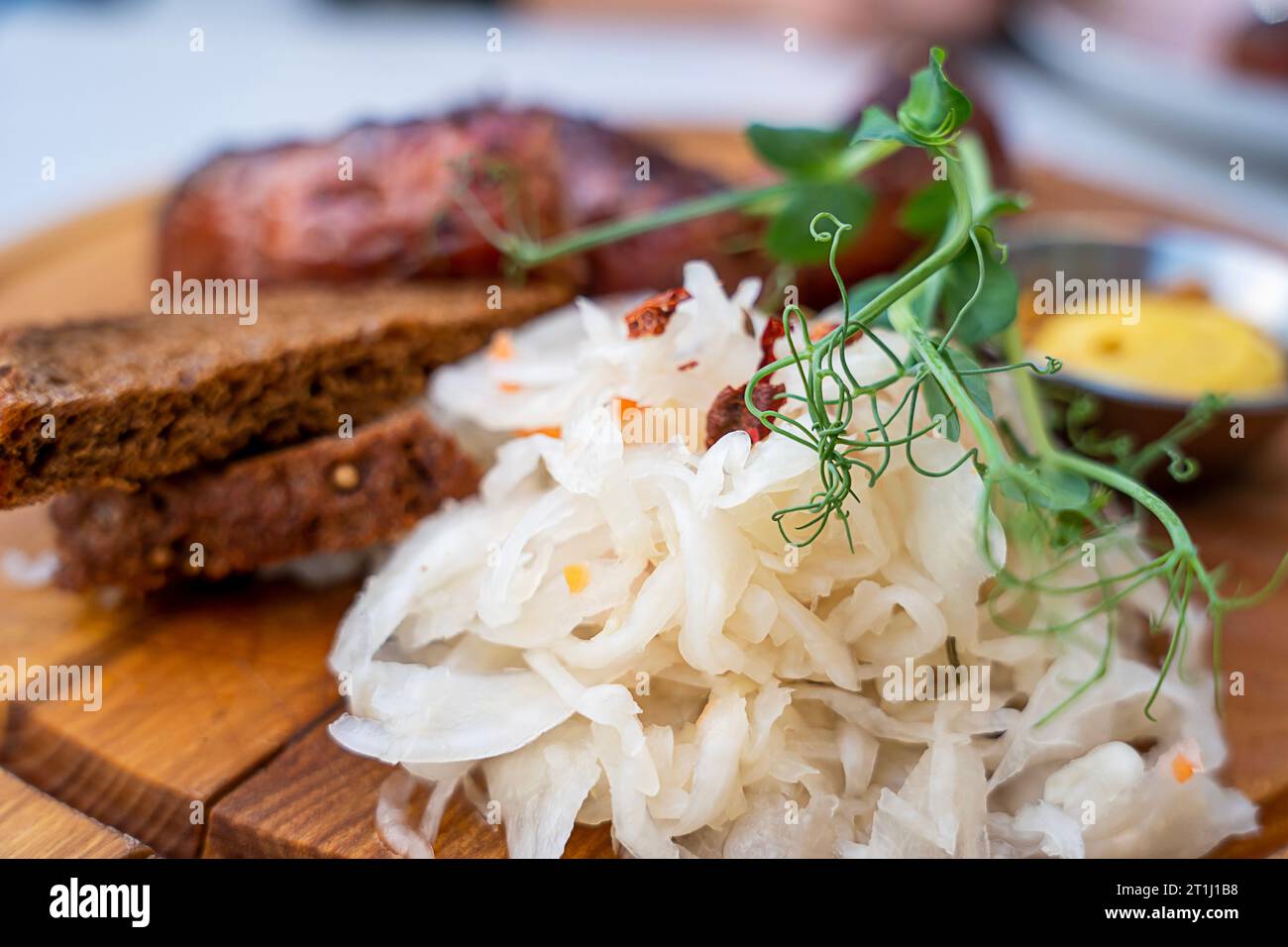 Stagione di cottura alla griglia. Carne barbecue - manzo e maiale. Salsicce e hamburger, consistenza di fondo Foto Stock