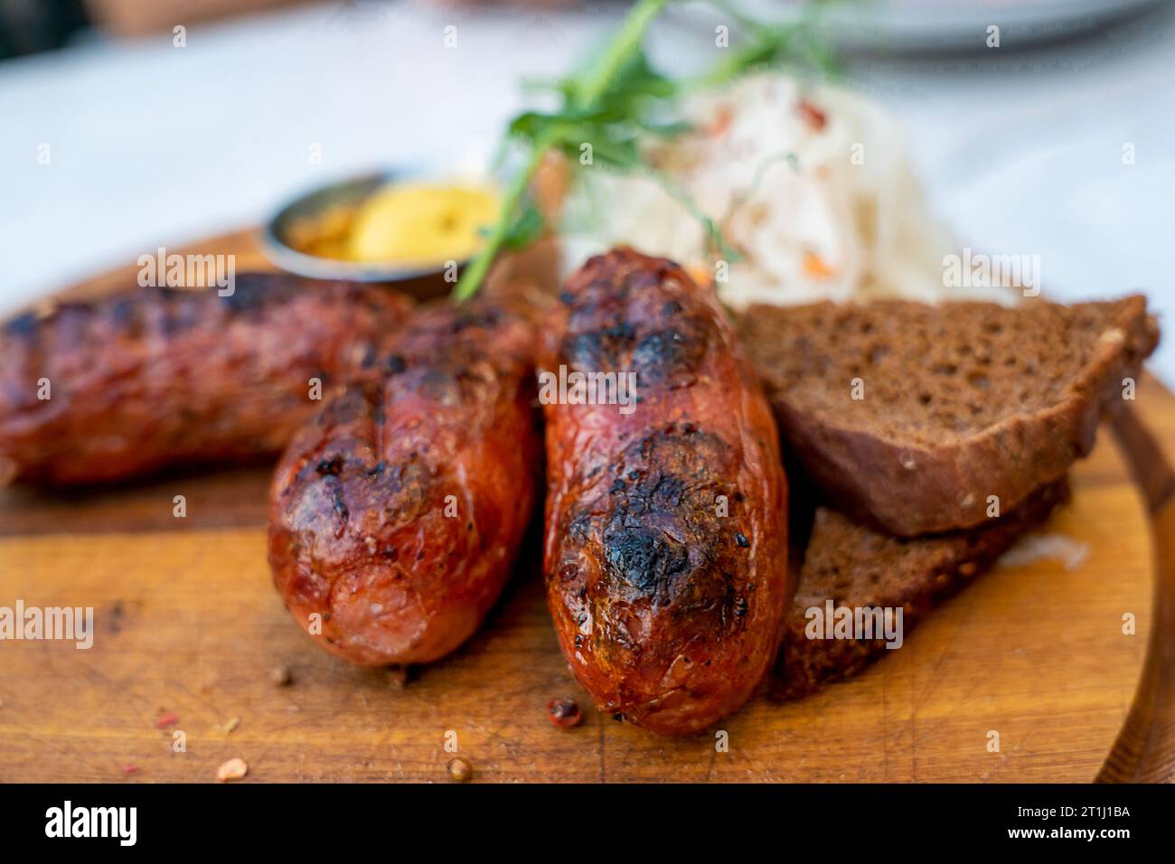 Stagione di cottura alla griglia. Carne barbecue - manzo e maiale. Salsicce e hamburger, consistenza di fondo Foto Stock