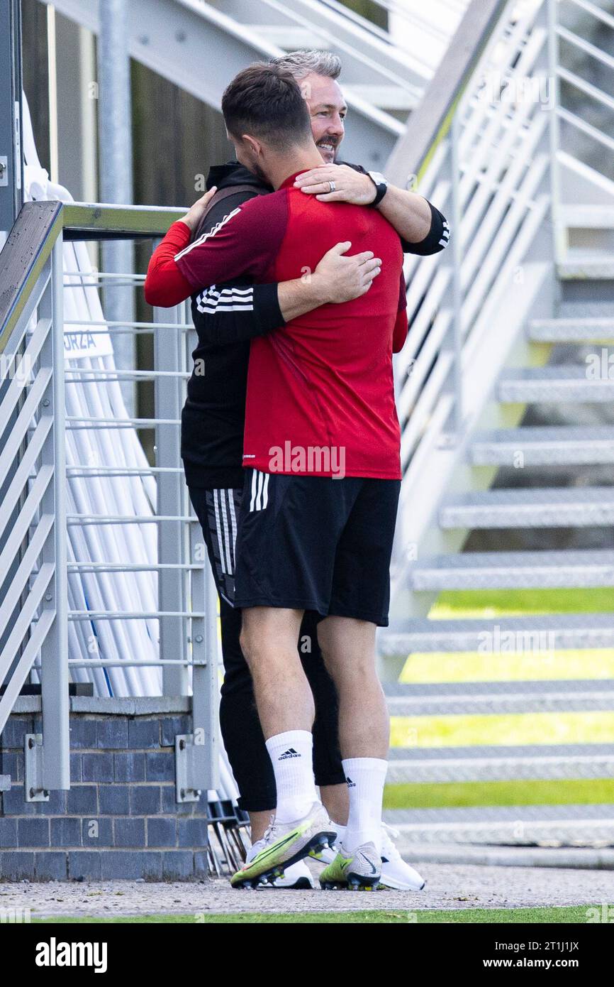 Hensol, Regno Unito. 14 ottobre 2023. Matty Jones, allenatore del Galles u21, con Liam Cullen del Galles. Wales MD1 Training Session al vale Resort il 14 ottobre 2023 in vista della partita di qualificazione UEFA EURO contro la Croazia. Crediti: Lewis Mitchell/Alamy Live News Foto Stock