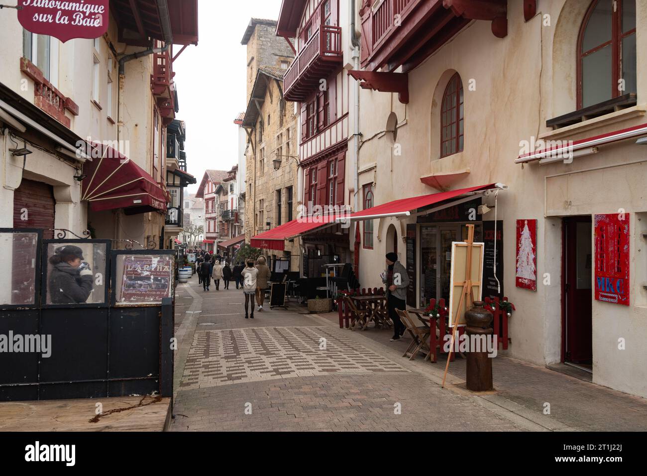 una strada di saint jean de luz in inverno, francia Foto Stock