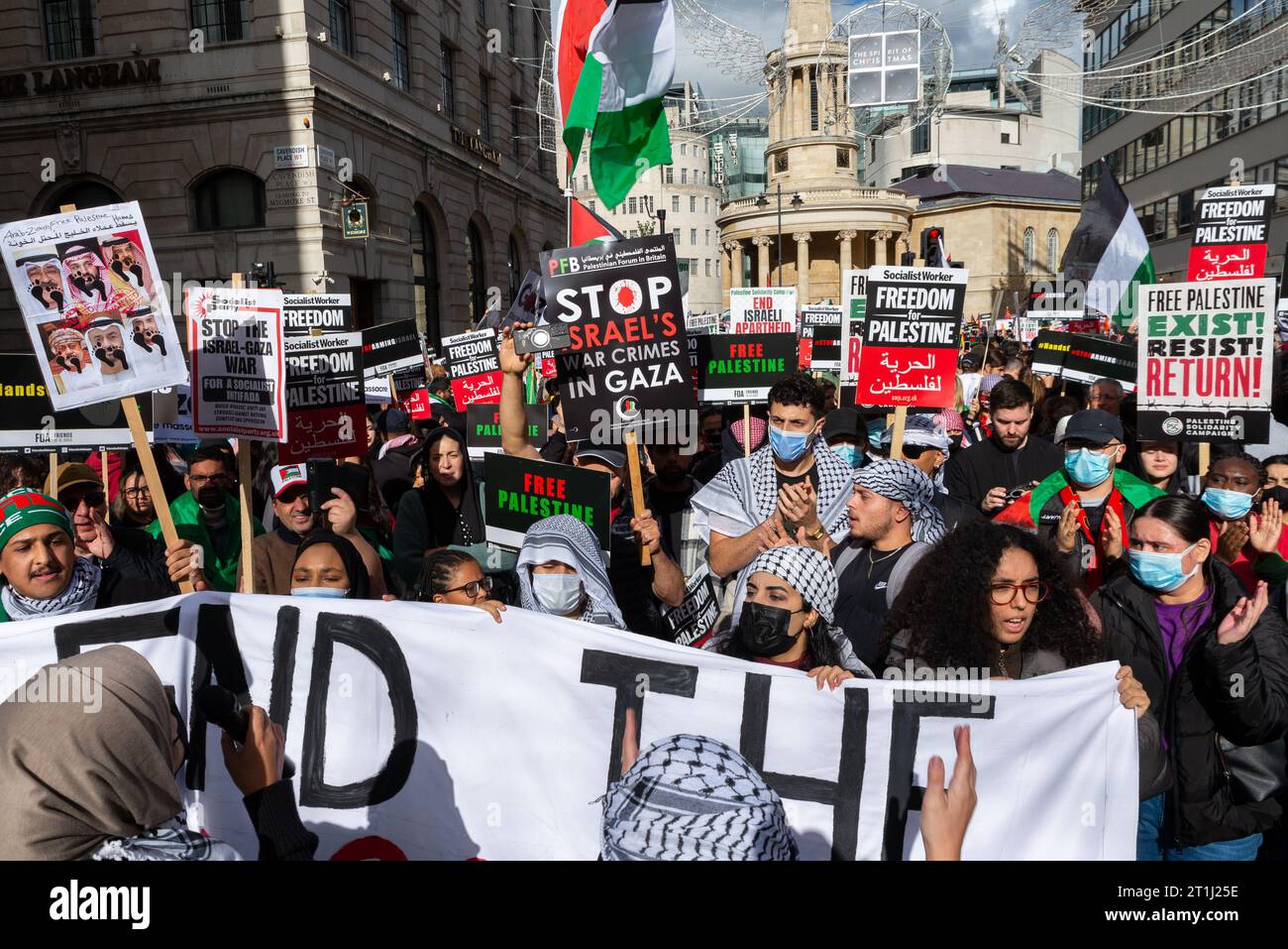 Portland Place, Londra, Regno Unito. 14 ottobre 2023. Una protesta è in corso contro l'escalation dell'azione militare nella Striscia di Gaza mentre il conflitto tra Israele e Hamas continua. Organizzati da gruppi tra cui Palestine Solidarity Campaign e Stop the War Coalition, dal titolo «National Demonstration: March for Palestine» e con inviti a «porre fine alla violenza» e «porre fine all’apartheid», i manifestanti si sono riuniti al di fuori della BBC a Portland Place Foto Stock