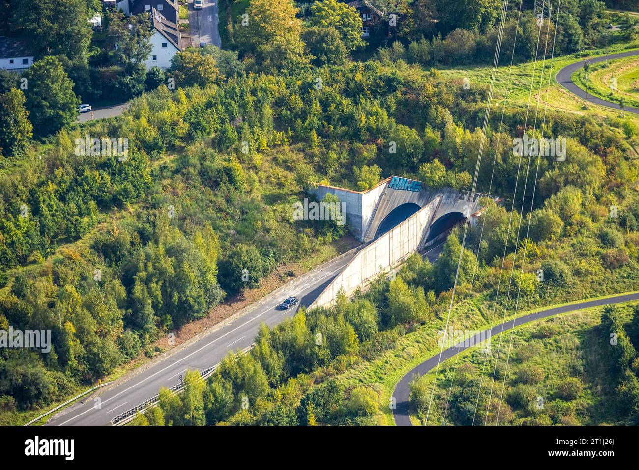 Luftbild, Tunneleinfahrt auf der Bundesstraße B236, Berghofen, Dortmund, Ruhrgebiet, Nordrhein-Westfalen, Deutschland ACHTUNGxMINDESTHONORARx60xEURO *** Vista aerea, ingresso tunnel sulla strada federale B236, Berghofen, Dortmund, zona della Ruhr, Renania settentrionale-Vestfalia, Germania ATTENTIONxMINESTHONORARx60xEURO credito: Imago/Alamy Live News Foto Stock