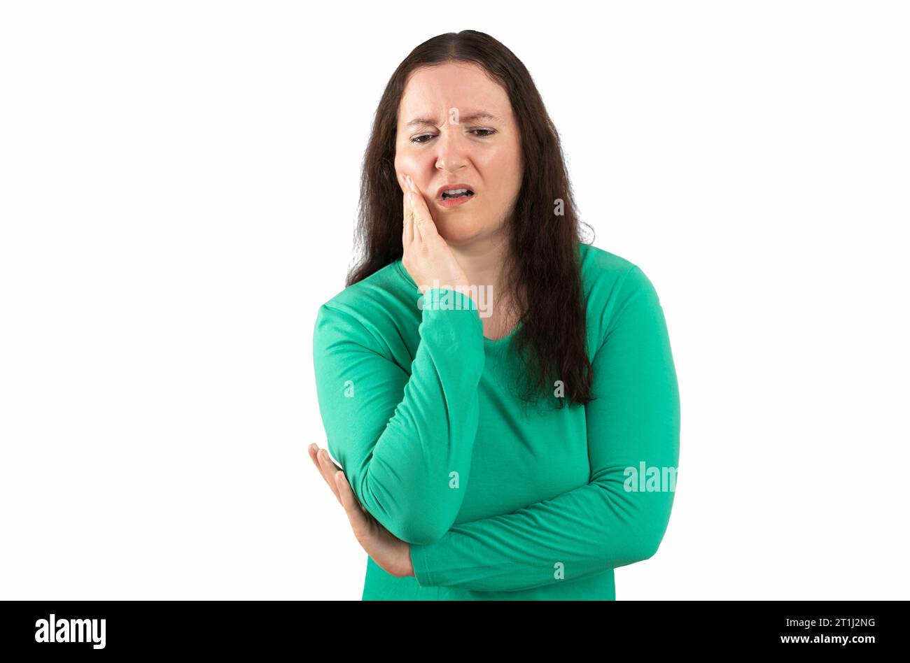 Donna ispanica che indossa abiti casual verdi che toccano la bocca con la mano con espressione dolorosa a causa di mal di denti o malattie dentali sui denti sulla schiena bianca Foto Stock