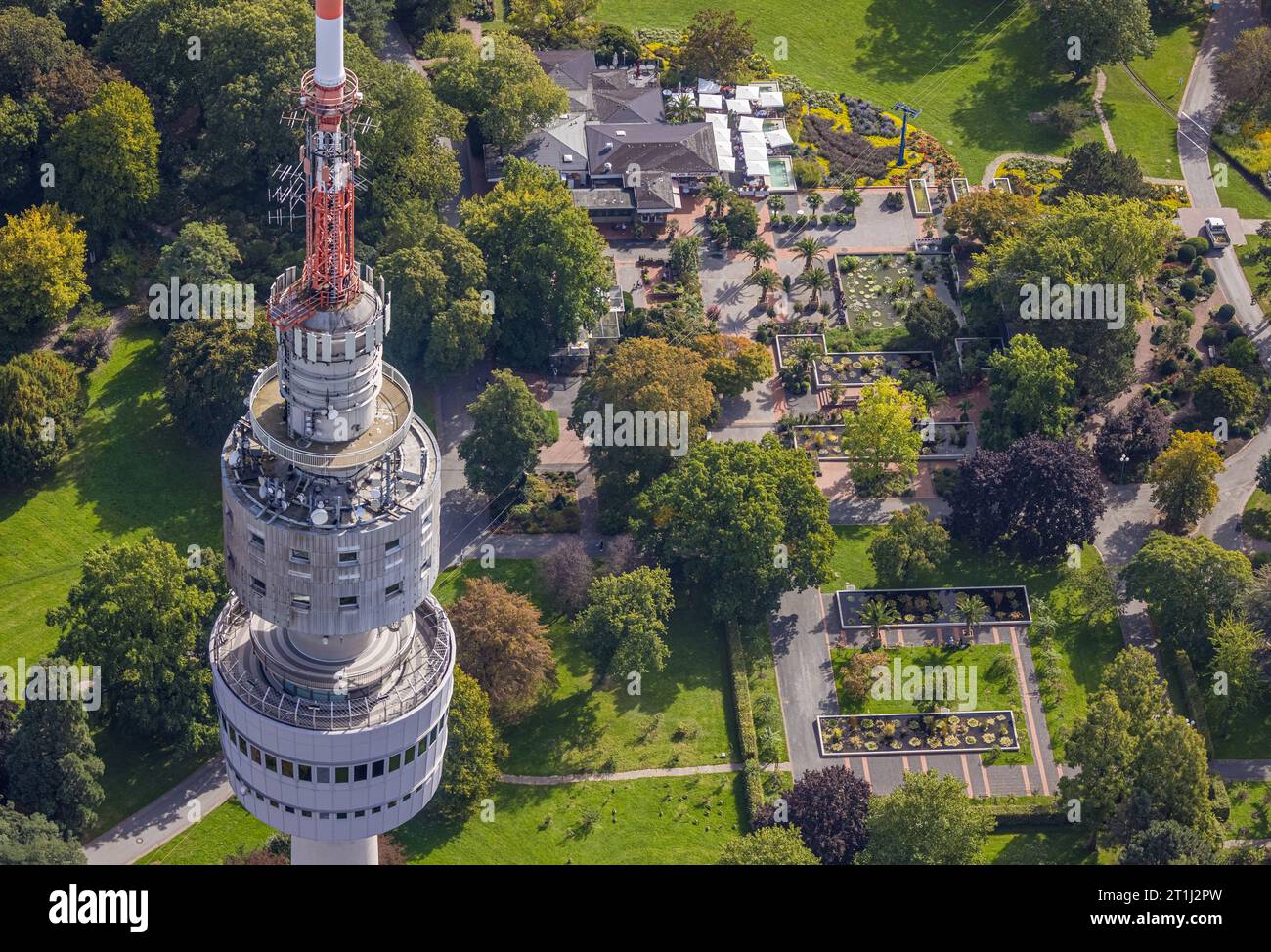 Luftbild, Westfalenpark, Spitze des Florianturms mit Aussichtsplattform, Restaurant an den Wasserbecken und Gartenanlage, Ruhrallee, Dortmund, Ruhrgebiet, Nordrhein-Westfalen, Deutschland ACHTUNGxMINDESTHONORARx60xEURO *** Vista aerea, Westfalenpark, cima del Florianturm con piattaforma di osservazione, ristorante An den Wasserbecken e area giardino, Ruhrallee, Dortmund, zona della Ruhr, Renania settentrionale-Vestfalia, Germania ATTENTIONxMINESTHONORARx60xEURO credito: Imago/Alamy Live News Foto Stock