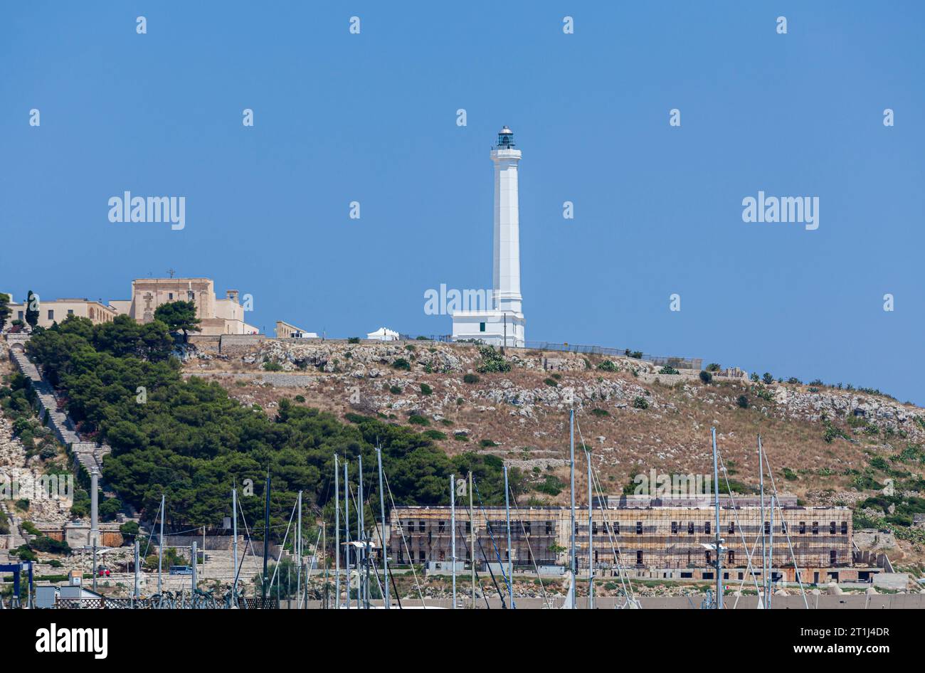 Il faro (costruito nel 1864) a Santa Maria di Leuca, un villaggio sulla costa adriatica sulla punta più meridionale della penisola salentina, Italia meridionale Foto Stock