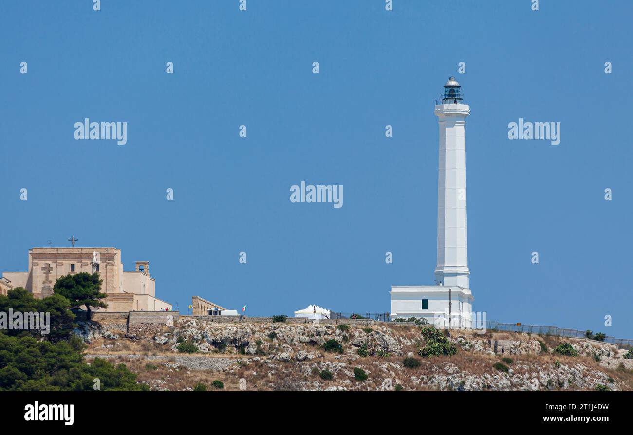 Il faro (costruito nel 1864) a Santa Maria di Leuca, un villaggio sulla costa adriatica sulla punta più meridionale della penisola salentina, Italia meridionale Foto Stock