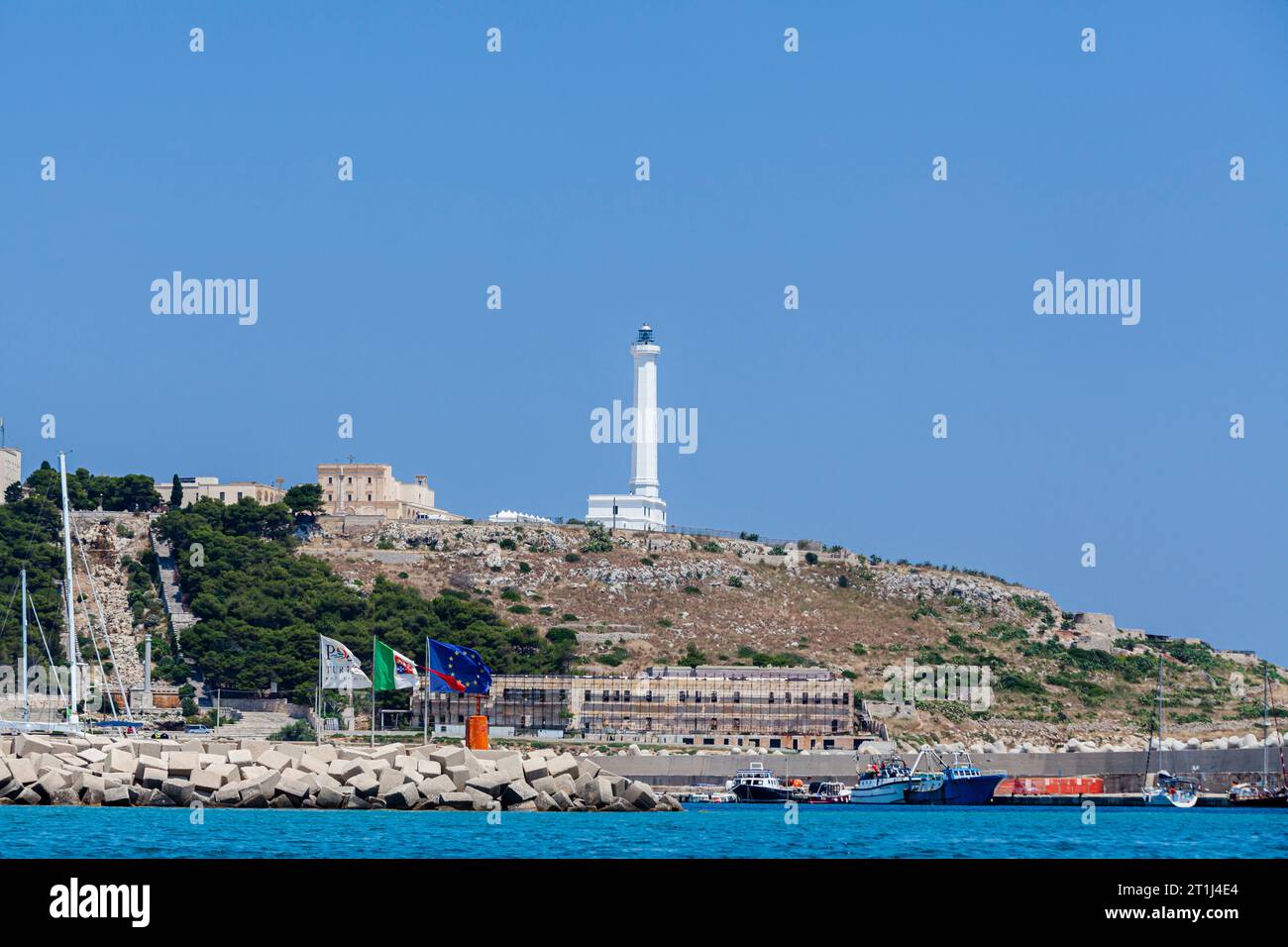 Il faro (costruito nel 1864) a Santa Maria di Leuca, un villaggio sulla costa adriatica sulla punta più meridionale della penisola salentina, Italia meridionale Foto Stock