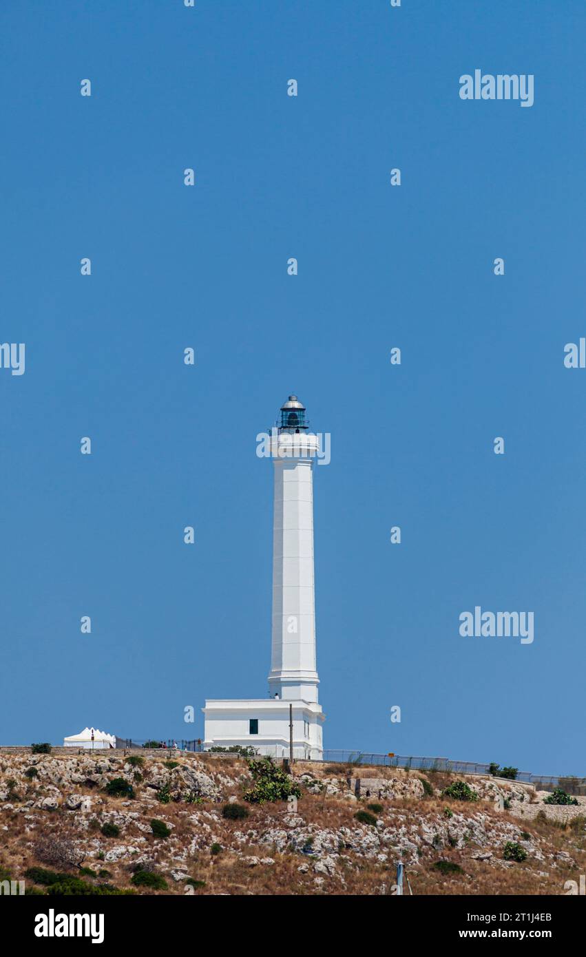 Il faro (costruito nel 1864) a Santa Maria di Leuca, un villaggio sulla costa adriatica sulla punta più meridionale della penisola salentina, Italia meridionale Foto Stock