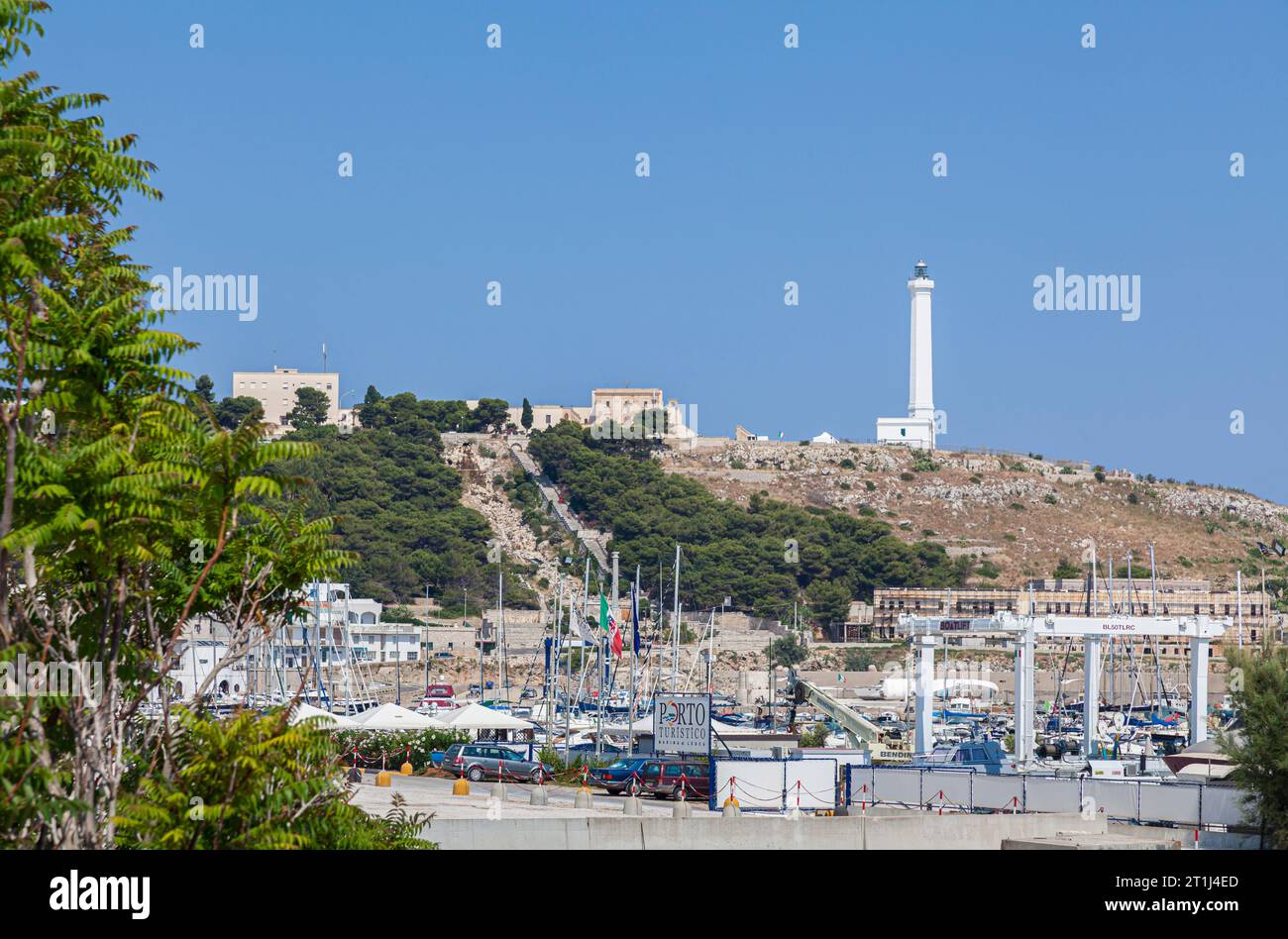 Il faro (costruito nel 1864) a Santa Maria di Leuca, un villaggio sulla costa adriatica sulla punta più meridionale della penisola salentina, Italia meridionale Foto Stock