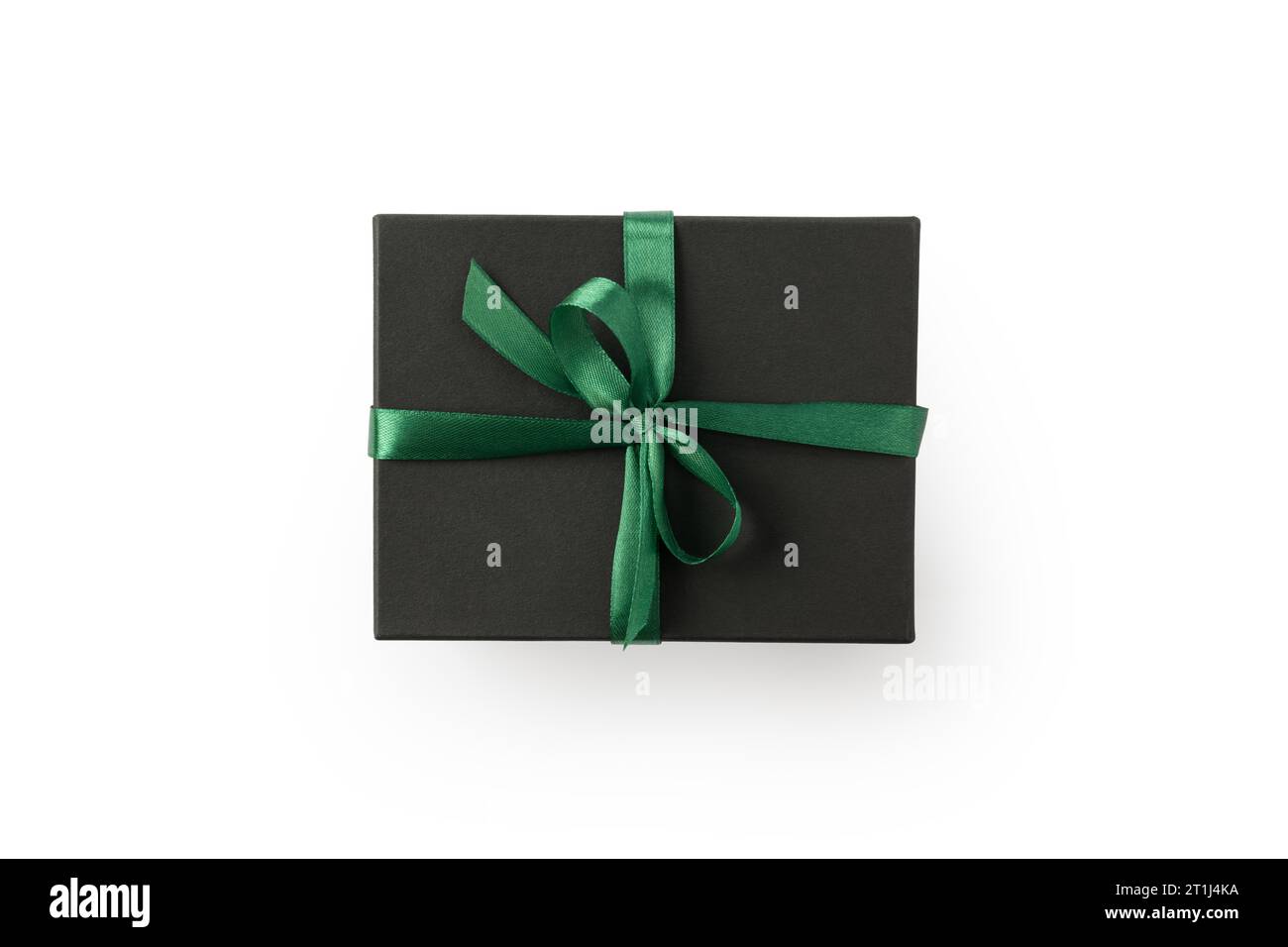 Vista dall'alto della scatola nera presente con nastro verde isolato su sfondo bianco Foto Stock