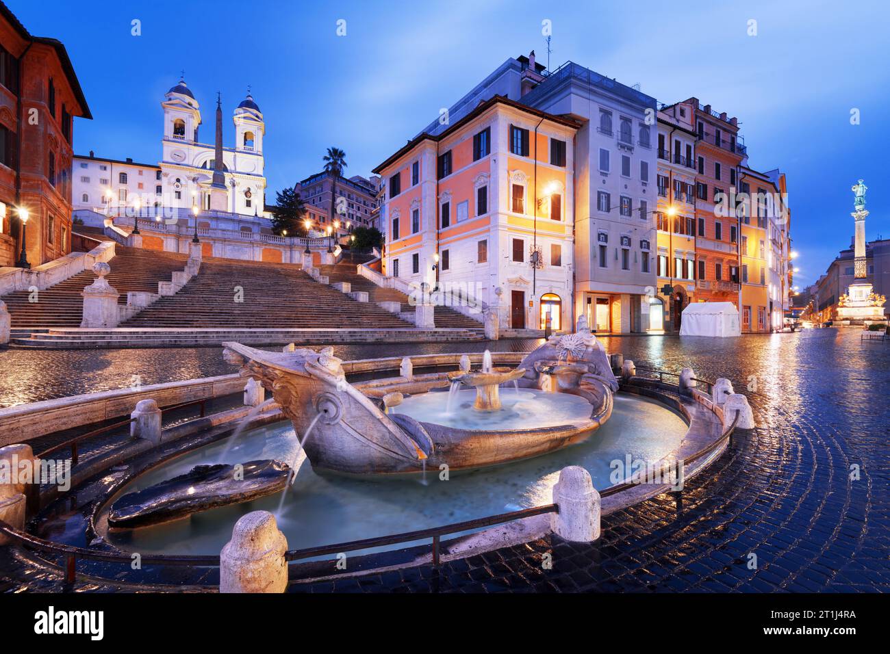 Piazza di Spagna a Roma, Italia all'ora blu. Foto Stock