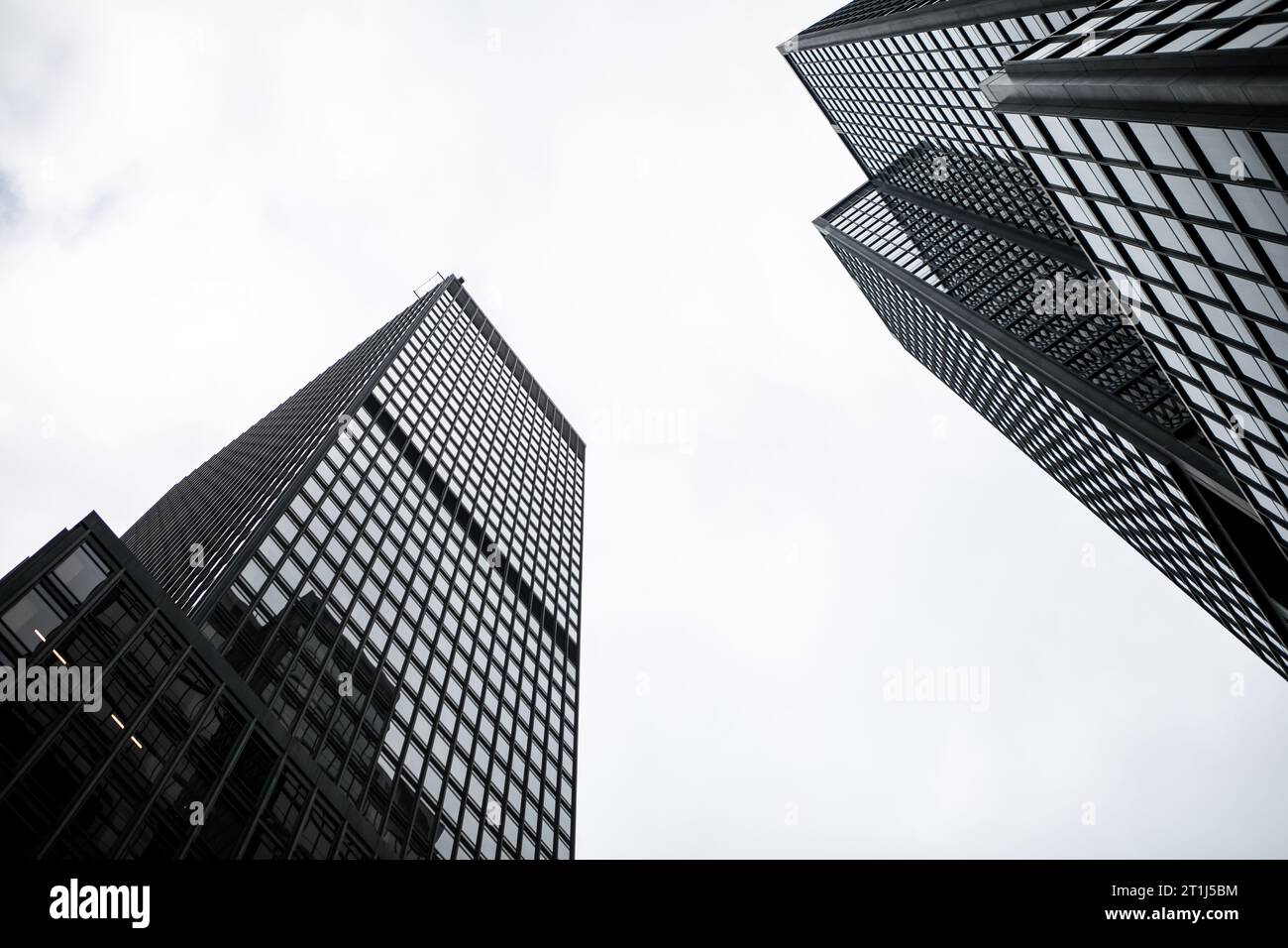 New York, stato di New York USA - 30 agosto 2023 - moderni edifici per uffici che si riflettono a Manhattan, New York City, Stati Uniti Foto Stock