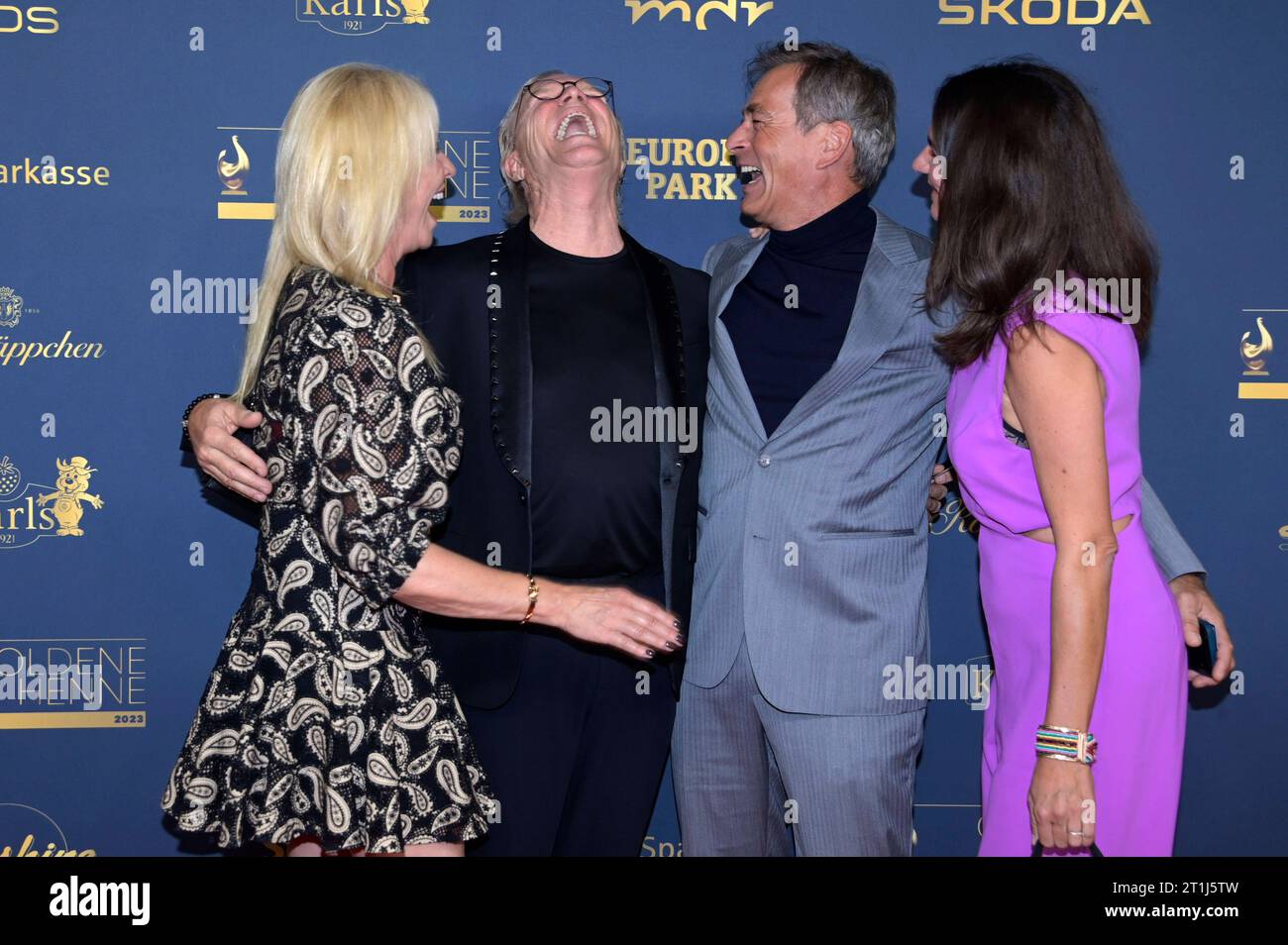 Gesine Lippert, Wolfgang Lippert, Jan Sosniok und Nadine Sosniok bei der 29. Verleihung der Goldenen Henne 2023 im Studio 3 der Media City des MDR. Lipsia, 13.10.2023 *** Gesine Lippert, Wolfgang Lippert, Jan Sosniok e Nadine Sosniok alla cerimonia di premiazione della gallina d'oro 29 2023 nello Studio 3 della Media City di MDR Lipsia, 13 10 2023 foto:XF.xKernx/xFuturexImagex henne_3082 credito: Imago/Alamy Live News Foto Stock