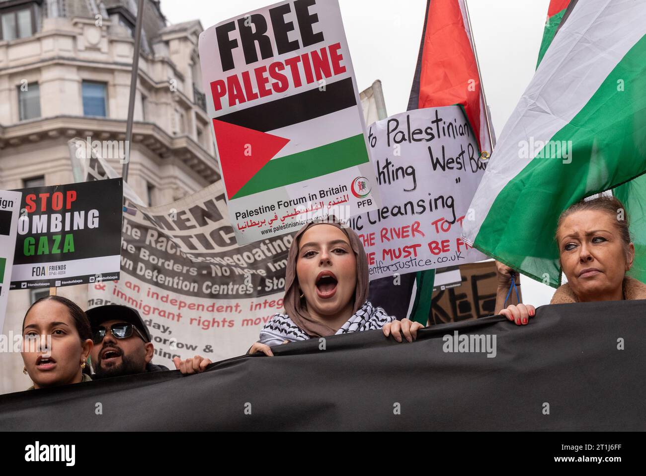 Regent Street, Londra, Regno Unito. 14 ottobre 2023. Una protesta è in corso contro l'escalation dell'azione militare nella Striscia di Gaza mentre il conflitto tra Israele e Hamas continua. Organizzati da gruppi tra cui Palestine Solidarity Campaign e Stop the War Coalition, dal titolo «National Demonstration: March for Palestine» e con inviti a «porre fine alla violenza» e «porre fine all’apartheid», i manifestanti si sono riuniti al di fuori della BBC a Portland Place e stanno marciando lungo Regent Street Foto Stock