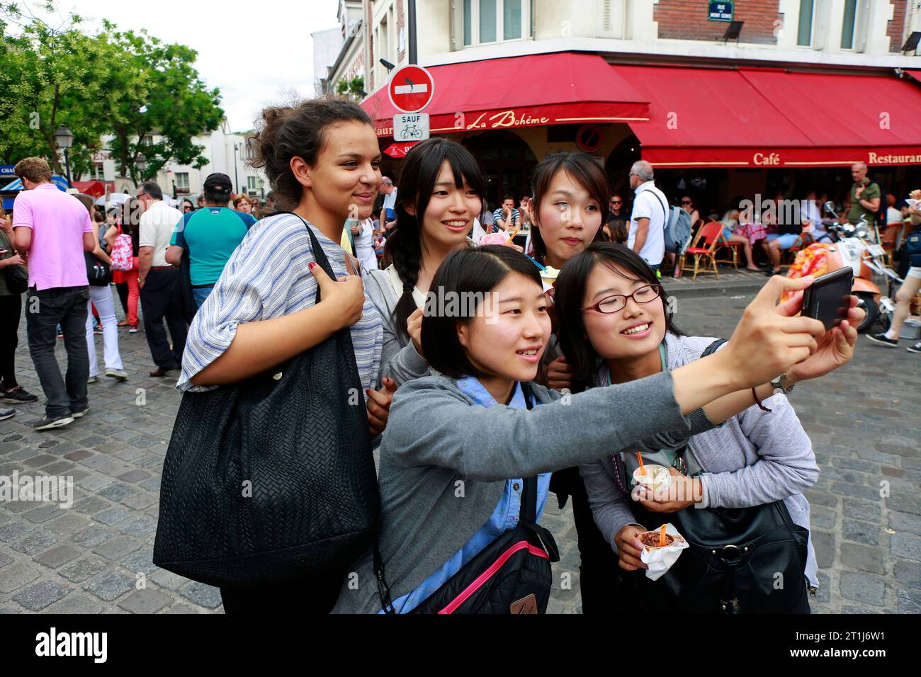 Montmartre, Parigi - giovani donne amiche che fanno selfie Foto Stock