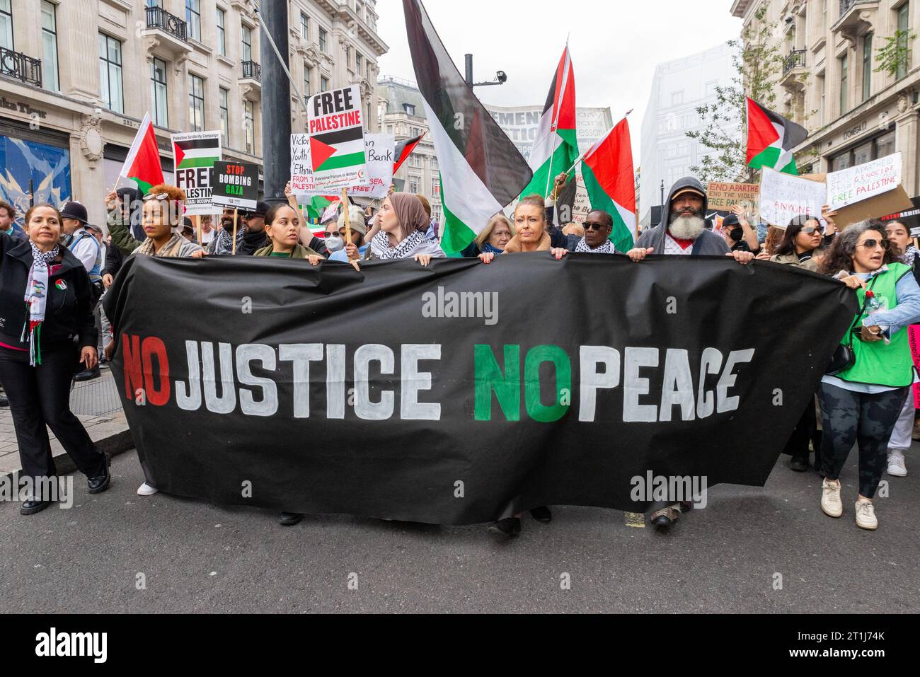 Regent Street, Londra, Regno Unito. 14 ottobre 2023. Una protesta è in corso contro l'escalation dell'azione militare nella Striscia di Gaza mentre il conflitto tra Israele e Hamas continua. Organizzati da gruppi tra cui Palestine Solidarity Campaign e Stop the War Coalition, dal titolo «National Demonstration: March for Palestine» e con inviti a «porre fine alla violenza» e «porre fine all’apartheid», i manifestanti si sono riuniti al di fuori della BBC a Portland Place e stanno marciando lungo Regent Street Foto Stock