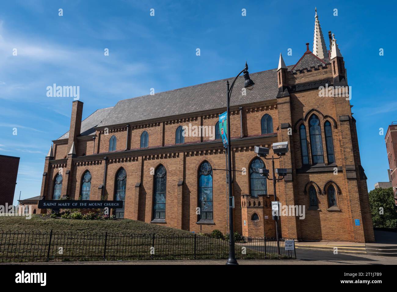 La chiesa cattolica di Saint Mary of the Mount, aperta nel 1897 sul monte Washington a Pittsburgh, Pennsylvania, Stati Uniti Foto Stock