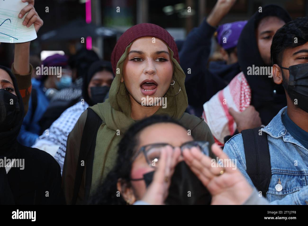 I sostenitori palestinesi si riuniscono a Times Square per protestare in risposta alla guerra in corso tra Israele e Hamas a New York il 13 ottobre 2023. (Foto: Gordon Donovan) Foto Stock