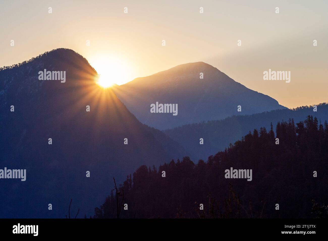 Paesaggio Himalaya. Alta vetta dell'Himalaya vista da lontano durante l'alba. Foto Stock