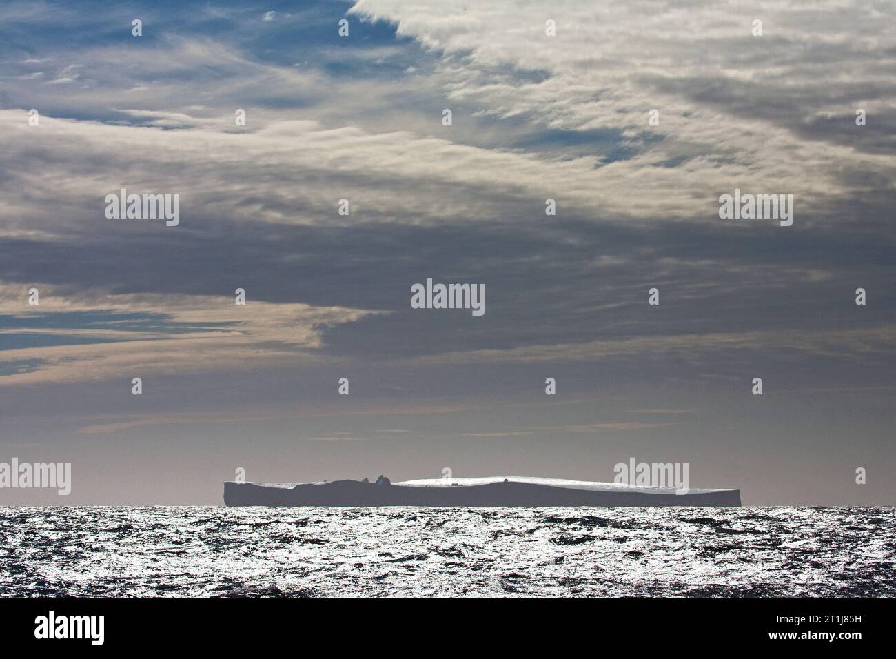 IJsberg op volle zee Zuidelijke Atlantische Oceaan; Iceberg nel Souther oceano Atlantico Foto Stock