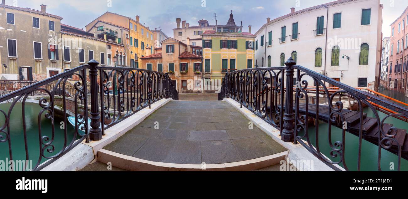 Vista panoramica delle tradizionali case colorate lungo il canale all'alba. Venezia. Italia. Foto Stock