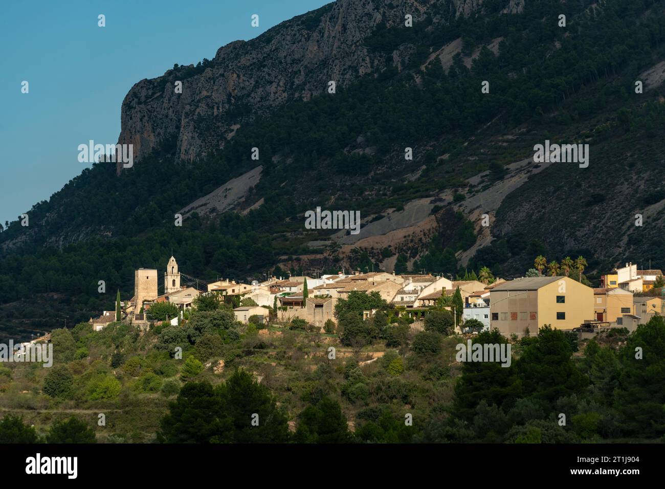 Paesaggio urbano della città vecchia di Almudaina, Costa Blanca, Alicante, Spagna - foto stock Foto Stock