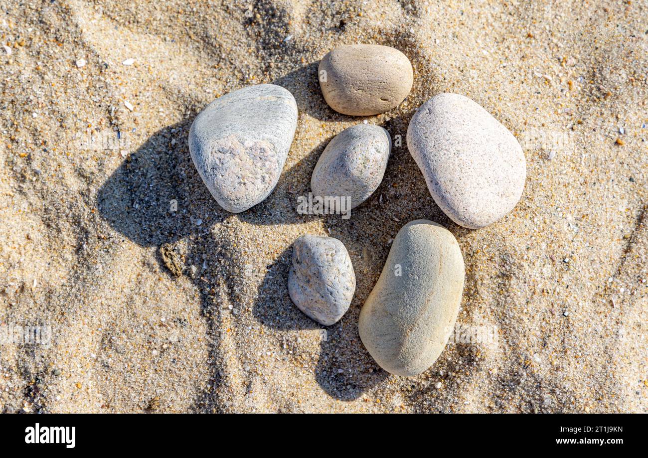 una semplice disposizione di rocce su una spiaggia Foto Stock