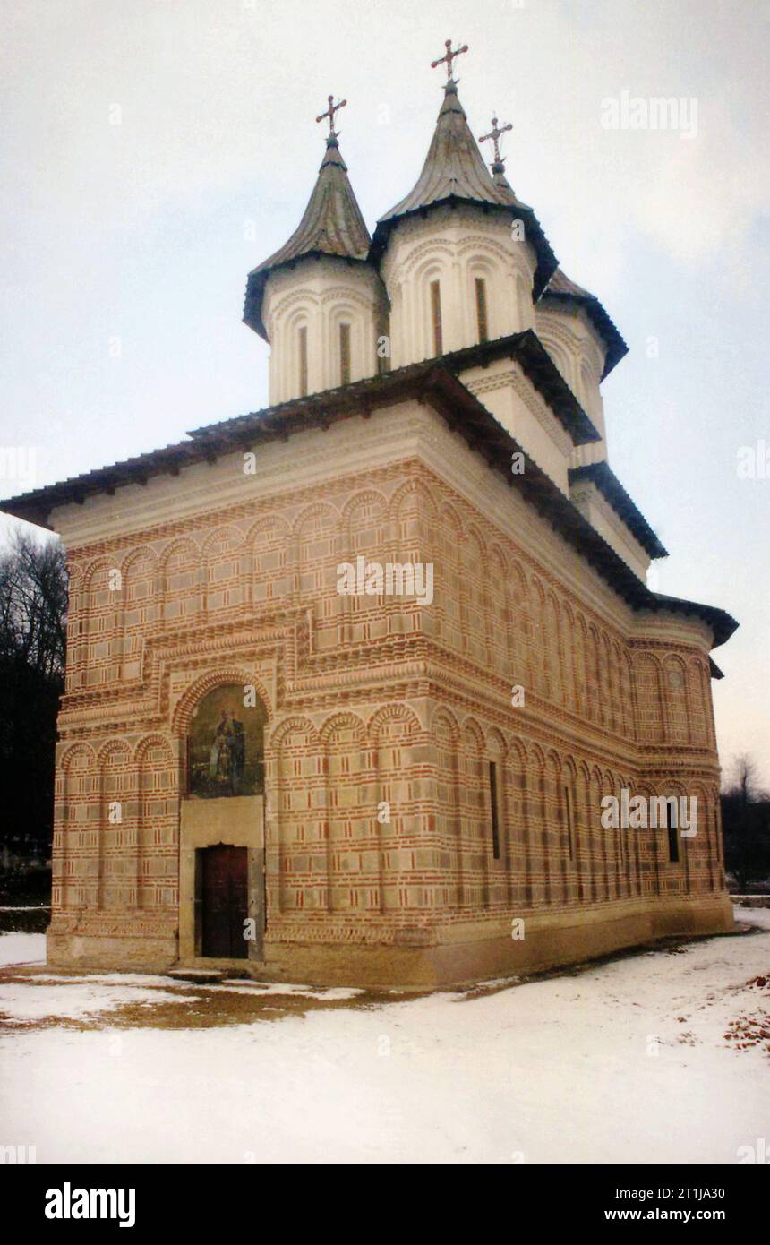 Tutana, Contea di Arges, Romania, 2000. Vista esterna di St La chiesa di Atanasio presso il monastero di Tutana, un monumento storico del XV secolo. Foto Stock