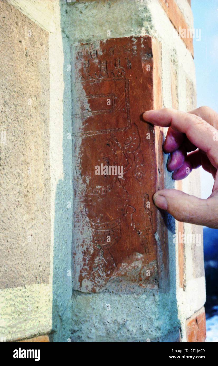 Tutana, Contea di Arges, Romania, 2000. Vista esterna di St La chiesa di Atanasio presso il monastero di Tutana, un monumento storico del XV secolo. Strano disegno su un antico mattone sul muro. Foto Stock