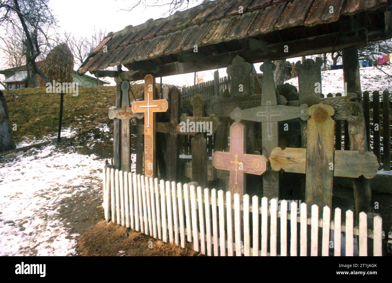 Tutana, Contea di Arges, Romania, 2000. Attraversa il lato della strada in memoria di quelli morti nel villaggio. Foto Stock