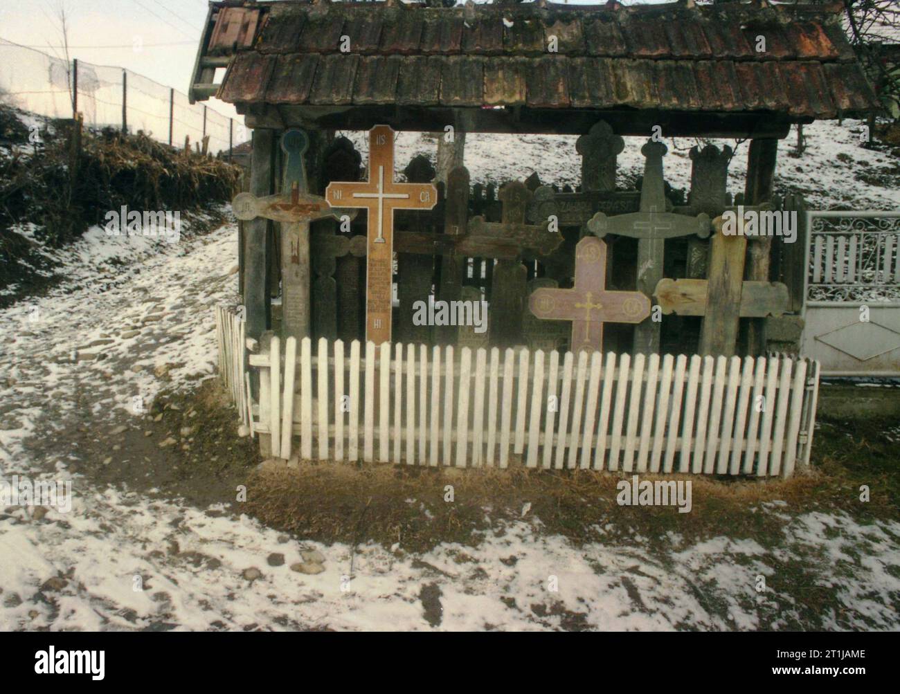 Tutana, Contea di Arges, Romania, 2000. Attraversa il lato della strada in memoria di quelli morti nel villaggio. Foto Stock