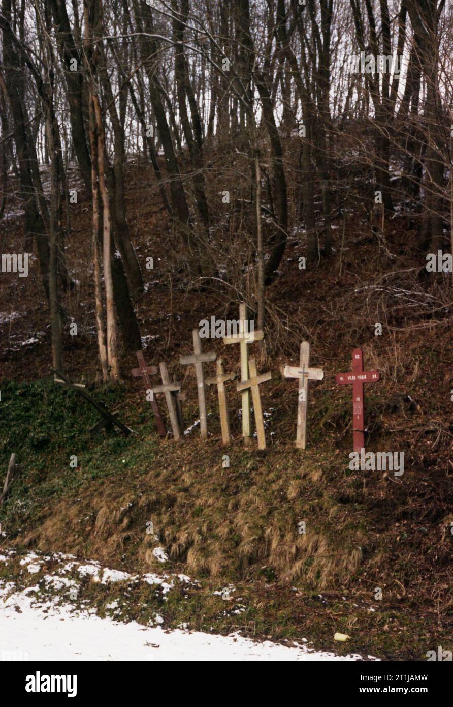 Tutana, Contea di Arges, Romania, 2000. Attraversa il lato della strada in memoria di quelli morti nel villaggio. Foto Stock