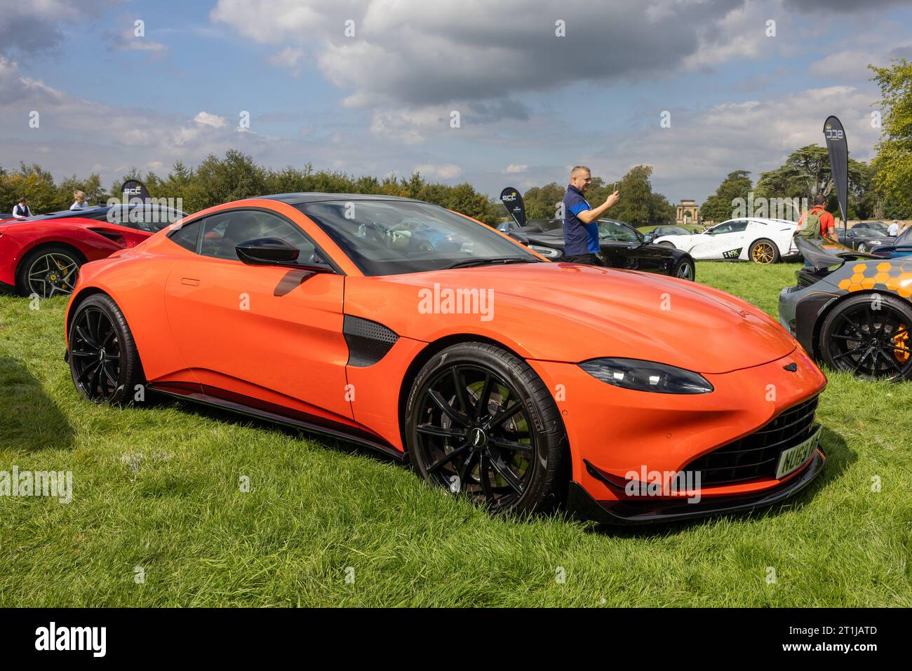 Aston Martin V8 Vantage, in mostra al Salone privato Concours d'Elégance che si tiene a Blenheim Palace. Foto Stock