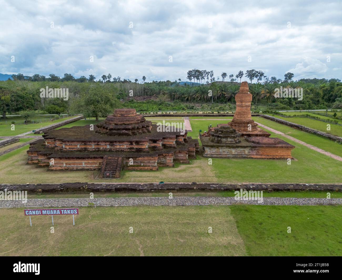 Vista aerea del tempio Muara Takus nella provincia di Riau, Indonesia. Foto Stock