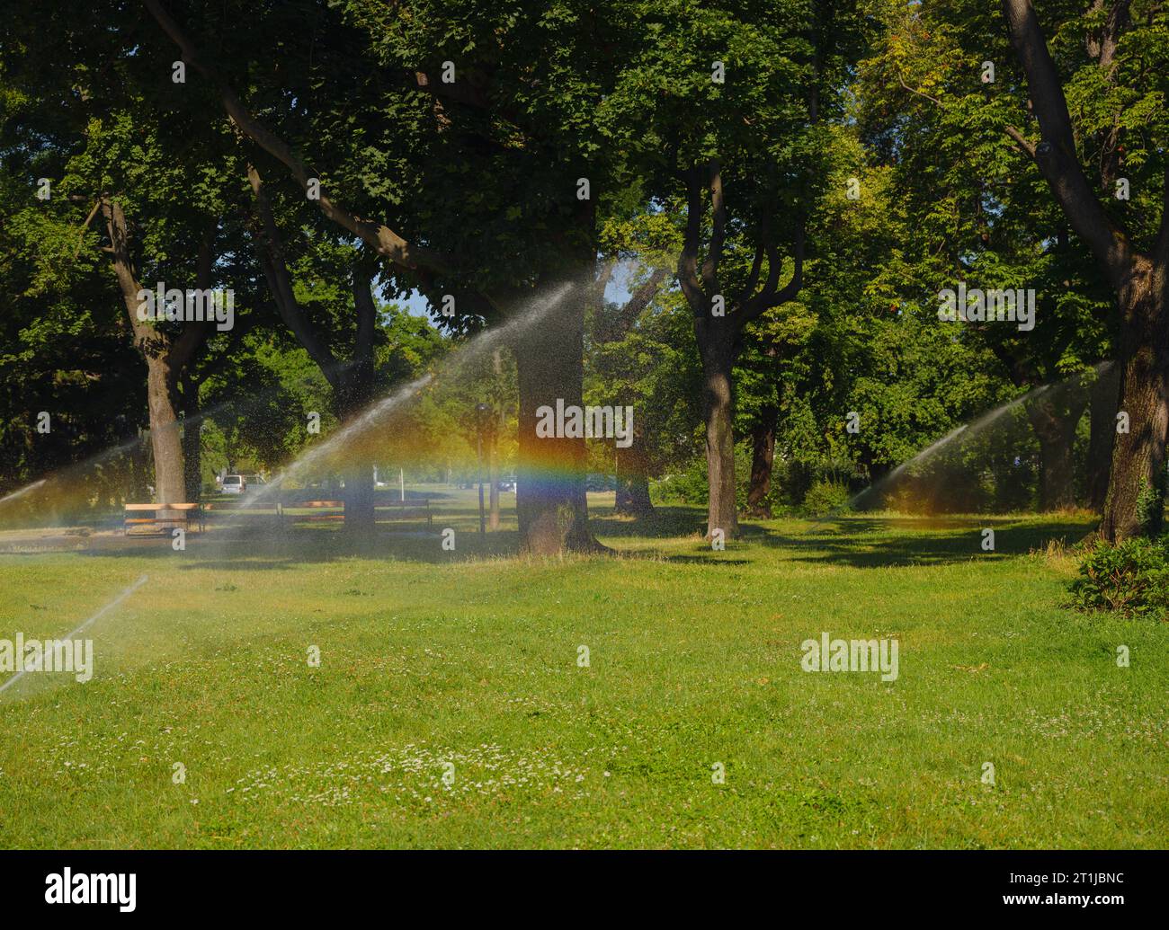 Arcobaleno sulla macchina per innaffiare l'erba nel parco urbano di Vienna in Austria. Foto Stock