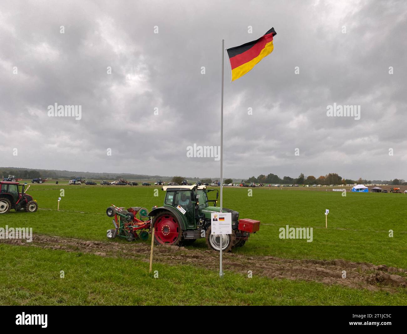 Kuldiga, Lettonia. 14 ottobre 2023. Il terreno di gara del partecipante tedesco Stefan Oechsle. Questo fine settimana, i migliori aratoi del mondo gareggeranno in Lettonia. (Per dpa: Ogni solco deve avere ragione: Campionati mondiali di aratura in Lettonia) credito: Alexander Welscher/dpa/Alamy Live News Foto Stock