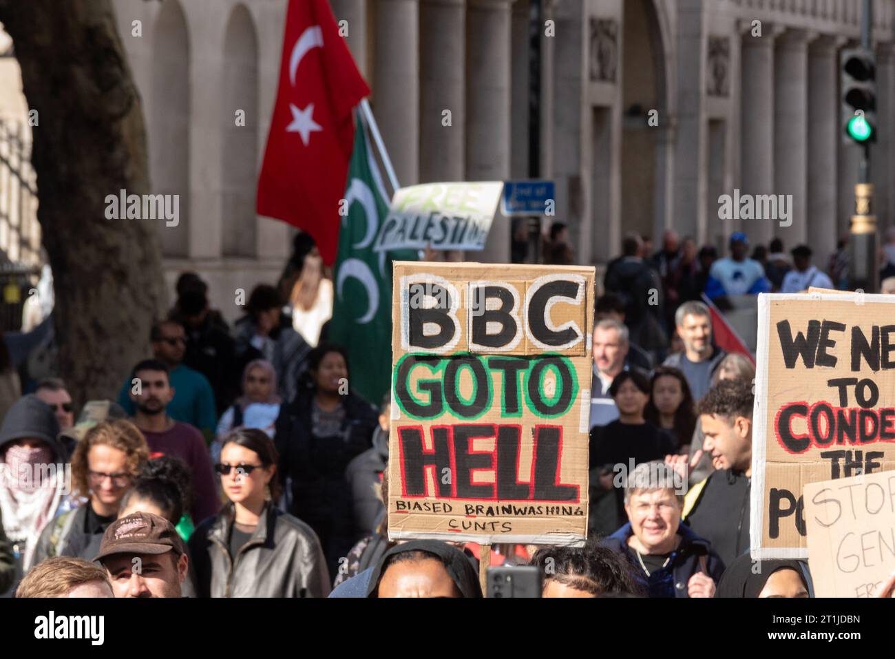 Whitehall, Londra, Regno Unito. 14 ottobre 2023. Una protesta è in corso contro l'escalation dell'azione militare nella Striscia di Gaza mentre il conflitto tra Israele e Hamas continua. Organizzati da gruppi tra cui Palestine Solidarity Campaign e Stop the War Coalition, dal titolo «National Demonstration: March for Palestine» e con inviti a «porre fine alla violenza» e «porre fine all’apartheid», i manifestanti si sono riuniti al di fuori della BBC a Portland Place e stanno marciando verso Whitehall. Cartello anti BBC Foto Stock